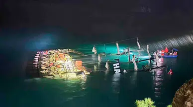 Fethiye’de tekne kayalıklara çarparak battı: 6 kişi kurtarıldı, 1 kişi kayıp