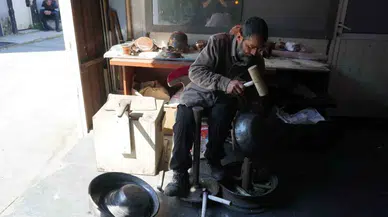 Üç kuşaktır ateşe ve örse hayat veren kalaycı ailesi mesleğin geleceğinden endişeli