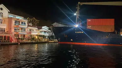 Boğaz’da konteyner gemisi karaya oturdu: Yalıya metreler kala durdu!