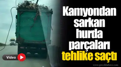 Kamyondan sarkan hurda parçaları tehlike saçtı