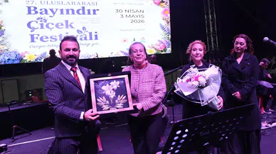 Bayındır Çiçek Festivali’nde Türkü Dolu Gece: Hüseyin Turan Sahne Aldı