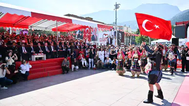 Manisa'da 19 Mayıs Coşkusu Cumhuriyet Meydanı'na Taştı