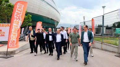 Konser vaadiyle götürüldüler, stattan çıkamadılar!