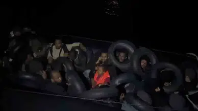 Karaburun açıklarında sürüklenen lastik bottaki 31 göçmen kurtarıldı