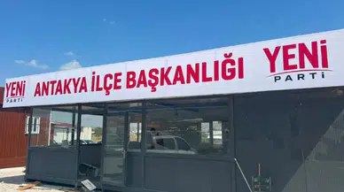 Yeni Parti ilk tabelasını deprem bölgesi Hatay'da konteynere astı