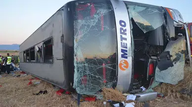 Çift katlı yolcu otobüsü devrildi!  Çok sayıda yaralı var