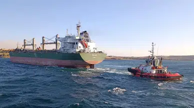 Çanakkale Boğazı'nda makine arızası yapan dev yük gemisi karaya oturdu