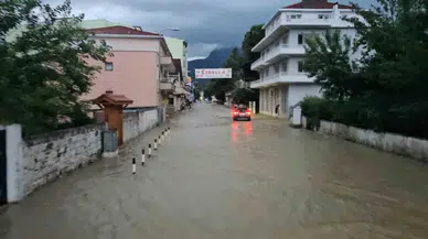 Kastamonu Cide'de gece yarısı sel felaketi: Devrekani Çayı taştı, ilçe merkezi sular altında