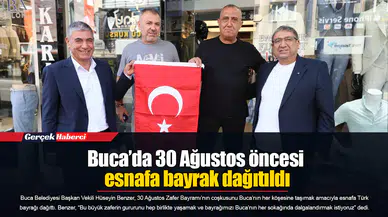 Buca’da 30 Ağustos öncesi esnafa bayrak dağıtıldı