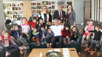 BAŞKAN ŞENOL'UN MİNİK ZİYARETÇİLERİ