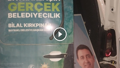 Bayraklı'da CHP'li adayın afişlerini AK Partililer toplayıp arabaya doldurdu