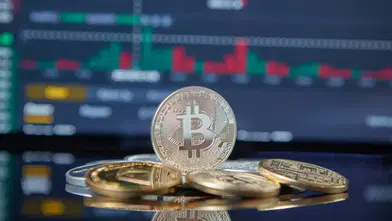 Bitcoin ETF'lerindeki rekor çıkış, fiyatı yüzde 17 düşürdü