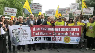 Bakan Tekin'in istifası istendi, sendika içinde kılıçlar çekildi
