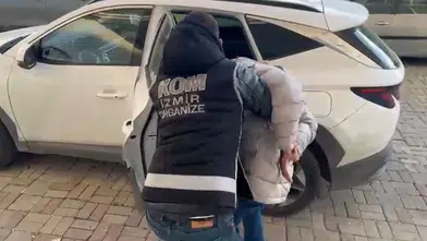 İzmir'de düzenlenen operasyonda 40 gözaltı, 10 tutuklama ve çok sayıda silah ele geçirildi