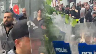 Bakanlık önünde görüşme talebine polis kalkanıyla müdahale edildi
