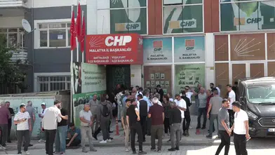 CHP Malatya’da kapı krizi: Gençlik kolları "Hain" yazılı dev poster astı