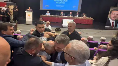 Belediye başkanına 'yalan konuşuyorsun' diye bağıran partili salondan atıldı