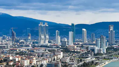 İzmir'de Gayrimenkul Sektörünün Devleri Rekabette: Yükselen Projeler Kentsel Silüeti Yeniden Şekillendiriyor