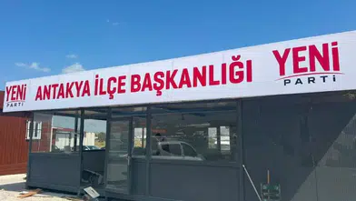 Yeni Parti ilk tabelasını deprem bölgesi Hatay'da konteynere astı