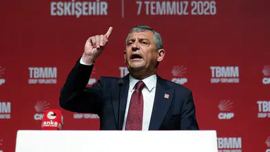 Özel, Trump'ın uçağı inerken konuştu: Anıtkabir'e gitmeyen bir başkana bu karşılama neden?