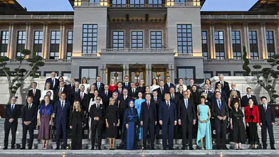 NATO zirvesi liderleri akşam yemeğinde mehter marşı ile karşılandı