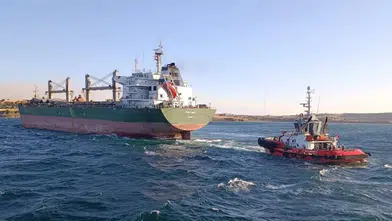 Çanakkale Boğazı'nda makine arızası yapan dev yük gemisi karaya oturdu