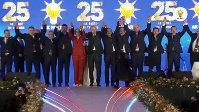 İzmir Mileltvekili Mustafa Bilici AK Parti'ye geçti, rozeti Erdoğan taktı!