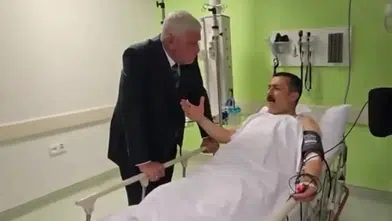 Dervişoğlu, eylemde yaralanan Türkoğlu'nu hastanede ziyaret etti
