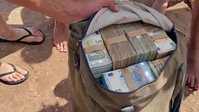 Sicilya'da denize giren tatilcilerin bulduğu çantalardan 700 bin euro çıktı