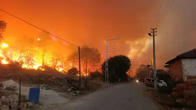 Antalya Aksu'da orman yangını: 1 ev yandı, çok sayıda kişi tahliye edildi