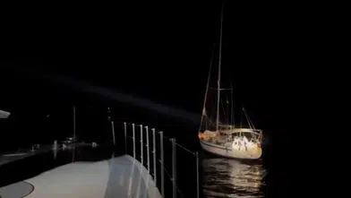 Urla açıklarında yelkenli teknede 11 düzensiz göçmen ve 2 kaçakçı yakalandı