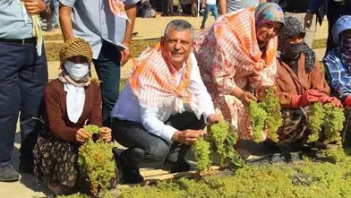 Özel Manisa’da üzüm üreticileriyle buluştu: “Çiftçinin kredi faizlerini sileceğiz”