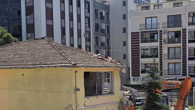 Aliağa’da 54 yıllık Atatürk Ortaokulu deprem yönetmeliği nedeniyle yıkıldı