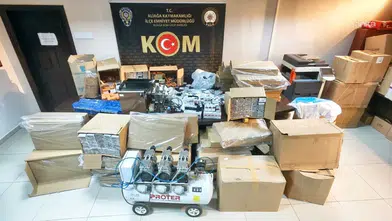 İzmir'de 5 milyon TL'lik kaçak tütün operasyonu: 15 şüpheli yakalandı
