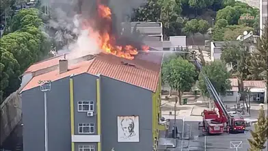 İzmir'de ortaokul çatısında yangın: Bir bölüm çöktü