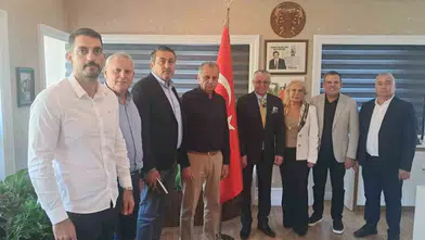 Kemer Belediye Başkanı Necati Topaloğlu ve 8 meclis üyesi CHP'den istifa etti