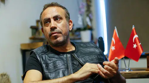 Doktorları dinlemedi, sahnede midesini tutarak özür diledi