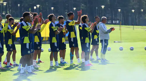 Fenerbahçe, çalışmalarını taraftara açık idmanla sürdürdü