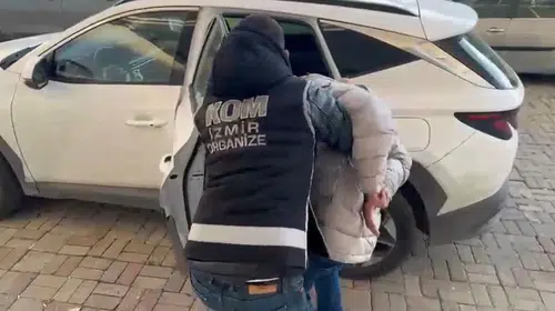 İzmir'de düzenlenen operasyonda 40 gözaltı, 10 tutuklama ve çok sayıda silah ele geçirildi