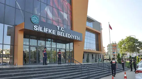 Silifke Belediyesi'nde tutuklanan Mustafa Turgut'un yerine Oğuzhan Kökten seçildi