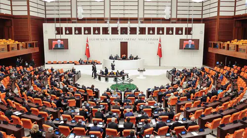 Meclis'te gece yarısı gerilimi: Muhalefetten "şantaj" ve "rezillik" çıkışı