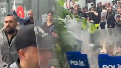 Bakanlık önünde görüşme talebine polis kalkanıyla müdahale edildi