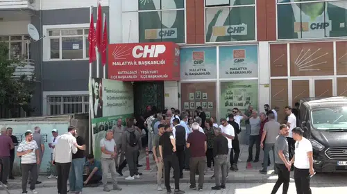 CHP Malatya’da kapı krizi: Gençlik kolları "Hain" yazılı dev poster astı