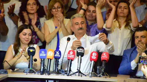 CHP Bursa İl Başkanı Yeşiltaş görevden alma yazısını yırttı: "Burayı hiç kimseye teslim etmiyoruz"