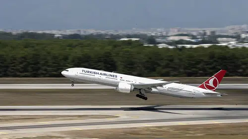 THY uçağı Antalya'da radar direğine temas etti