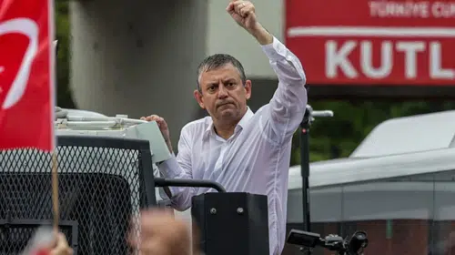 Özgür Özel'in yeni parti kararı uluslararası basının gündemine girdi