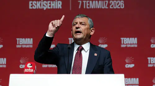 Özel, Trump'ın uçağı inerken konuştu: Anıtkabir'e gitmeyen bir başkana bu karşılama neden?