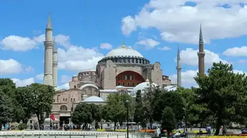 Ayasofya'da İncil okuyan iki Rus vatandaşı sınır dışı mı edilecek?
