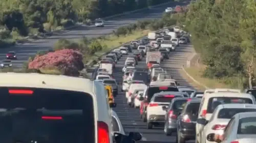 Çeşme'de Temmuz Yoğunluğu: Pazar Dönüşü Otoyolu Kilitledi