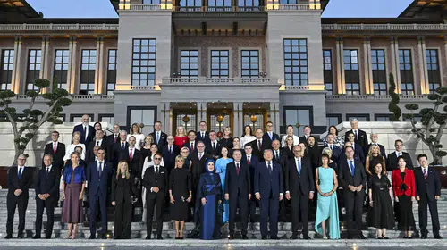 NATO zirvesi liderleri akşam yemeğinde mehter marşı ile karşılandı